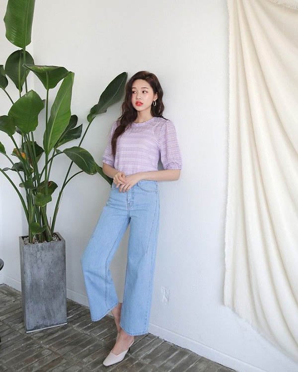 Khi chưa sở hữu mẫu quần ưng ý nhất, bạn có thể làm quen với màu quần jeans xanh cổ điển vì chúng dễ mặc, cực kỳ dễ tính trong khoản mix đồ. 