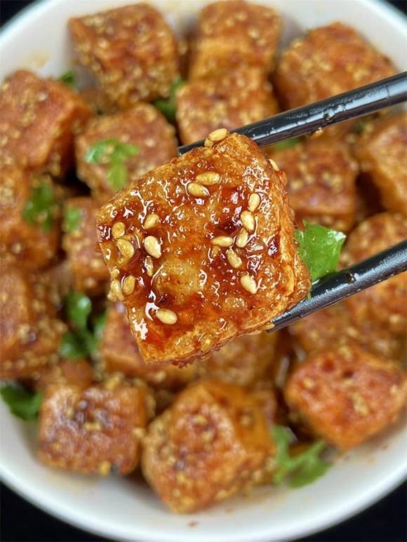 Món đậu phụ rán tẩm thêm một số gia vị từ xì dầu, mè, giấm… đảm bảo sẽ hấp dẫn hơn.    