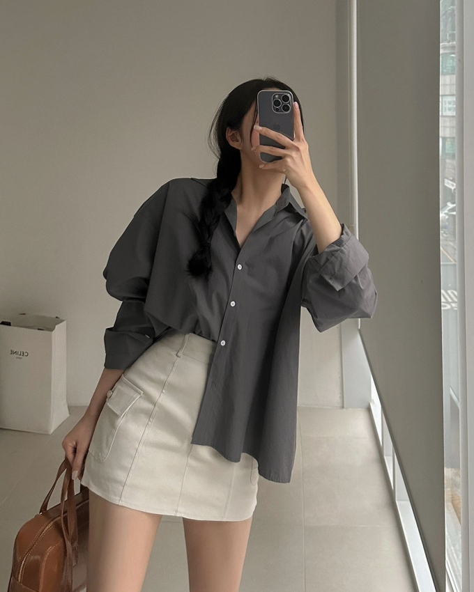 Đừng bỏ qua chân váy với áo sơ mi sáng màu. Tông màu trắng không chỉ ghi điểm tinh tế mà còn mang đến sự trẻ trung, ngọt ngào cho người diện. Vẻ ngoài của chị em sẽ thêm cuốn hút khi áp dụng Link Vào SHBET88 Mới Nhất tết.