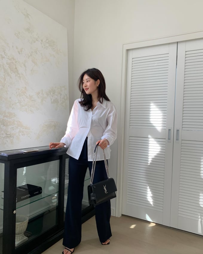 Hãy chọn áo sơ mi trắng có chi tiết nhấn eo giúp 
