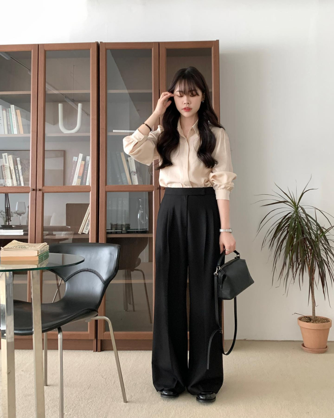 Với áo màu be, chẳng cần cần phối đồ cầu kỳ, đơn giản là mix cùng quần âu đen sẽ tạo nên bộ Shbet999 com đăng nhập hài hòa, trang nhã mà không cộng tuổi cho người mặc.    