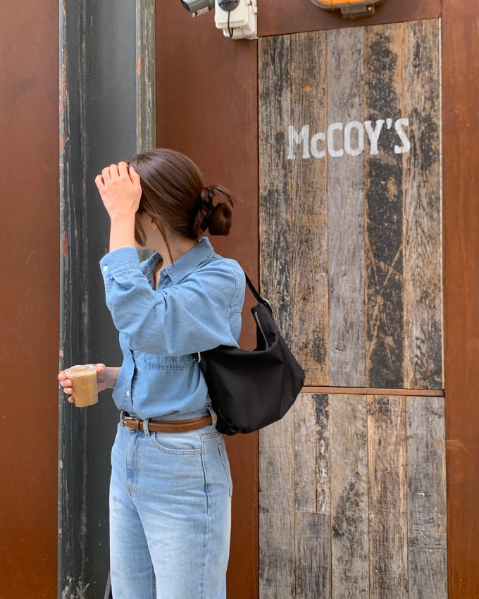 Công thức áo sơ mi denim và quần jeans không hề cầu kỳ, nhưng vẫn giúp vẻ ngoài của người diện thêm trẻ trung, nổi bật. Các nàng nên tô điểm thắt lưng da làm điểm nhấn nhé.     