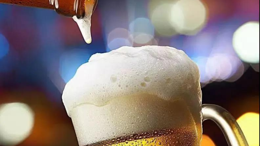 Rót bia có bọt hay không có bọt là ngon nhất?