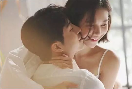 Tất cả phụ nữ đều thích cảm giác này. Đây có lẽ là điều tuyệt vời nhất mà người chồng có thể làm cho vợ sau một ngày làm việc mệt mỏi. (ảnh minh họa)