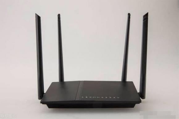 Bộ phát wifi hay bộ định tuyến được coi là một trong những thiết bị không thể thiếu trong mỗi ngôi nhà, đặc biệt là với sự phổ biến của các thiết bị thông minh như điện thoại di động, máy tính, TV, và nhiều thiết bị khác, tất cả chúng có thể kết nối với Internet thông qua bộ định tuyến.    