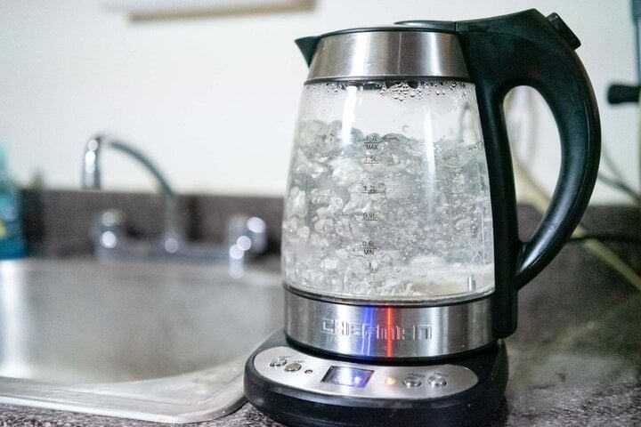 Câu trả lời phụ thuộc vào loại ống thoát nước được lắp đặt dưới cống của nhà bạn, nói cách khác là vật liệu của đường ống.    