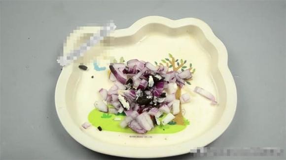 Tiếp theo, bạn hãy thêm một ít bột giặt vào hỗn hợp. Các chất photpholipit trong bột giặt có thể đóng vai trò hiệu quả trong việc diệt trừ gián.    