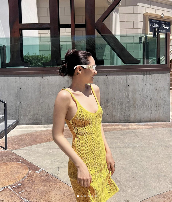 Nhìn dáng của cô vô cùng thon thả, gợi cảm.