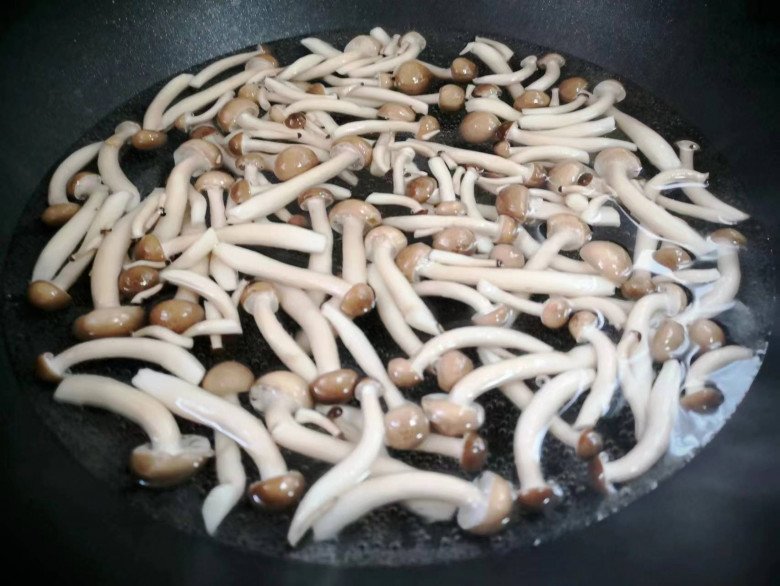 Cho nấm hải sản vào chần sơ trong khoảng 30 giây rồi vớt ra để nguội. 