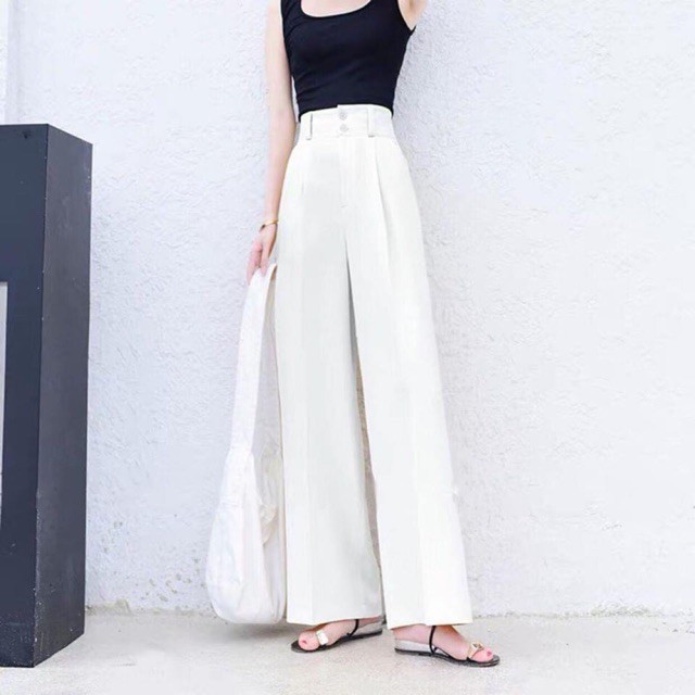 Quần vải ống rộng hầu như dễ mix bất kể mang gam màu gì, song nếu là màu trắng, chúng sẽ trở nên thời thượng, sang chảnh hơn nữa