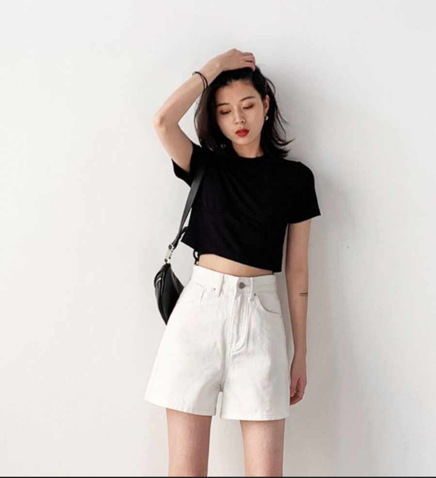Quần short trắng rất linh hoạt, có thể được phối hợp ăn ý cùng áo thun giản dị