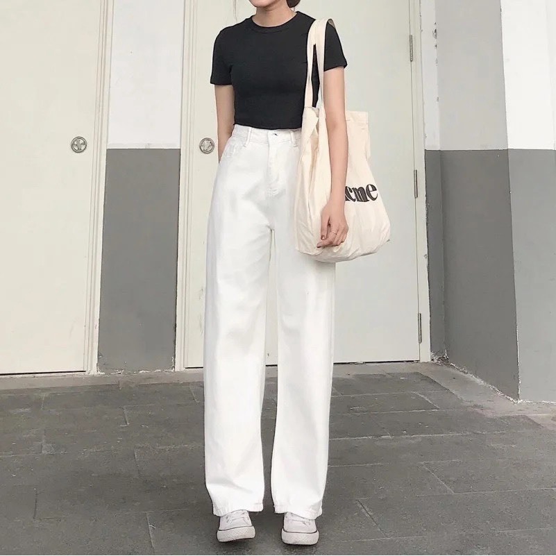 Quần kaki trắng dáng suông là một trong những item không thể thiếu vì tính linh hoạt
