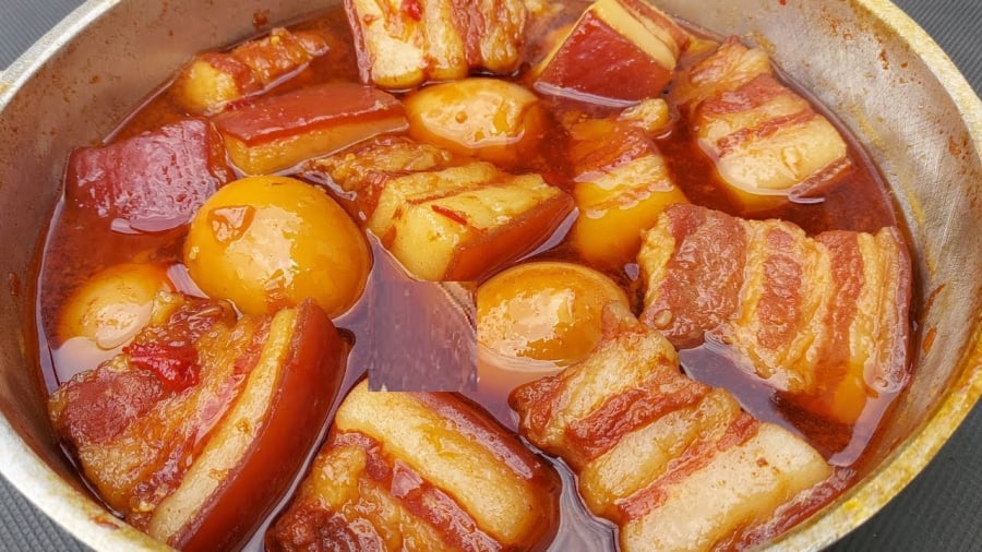 Nước màu làm từ nước dừa sẽ giúp các món kho ngon hơn, lên màu đẹp.    