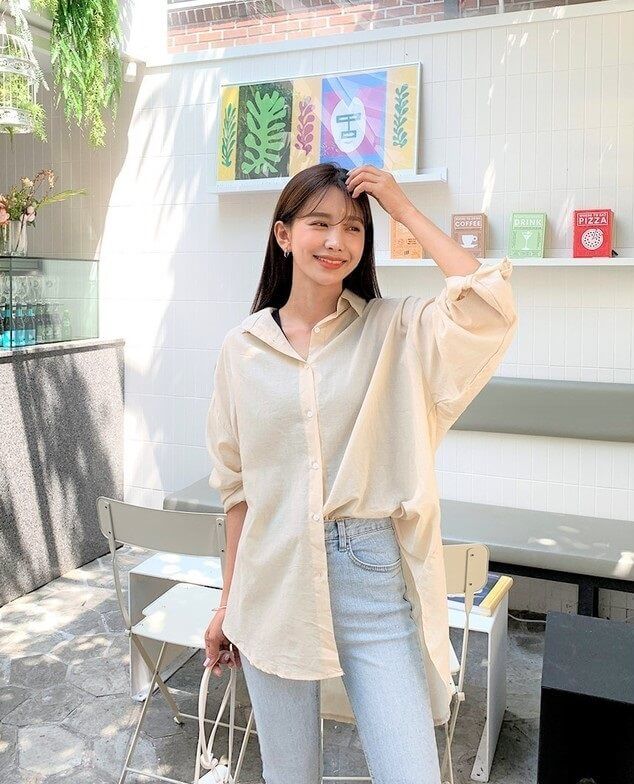 Trong mùa hè này, chiếc áo sơ mi oversize đã thu hút sự chú ý của nhiều quý cô thời trang