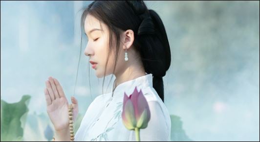 Phụ nữ đã quen với nghèo thì chắc chắn họ cực kỳ thích khoe của cải, bởi trước đây khổ quá rồi (ảnh minh họa)