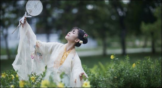 Nhiều người thích trò chuyện khi ăn, nhưng nếu bạn vừa ăn vừa nhai rồi nói chuyện thì đó là thói quen cực kỳ xấu. (ảnh minh họa)