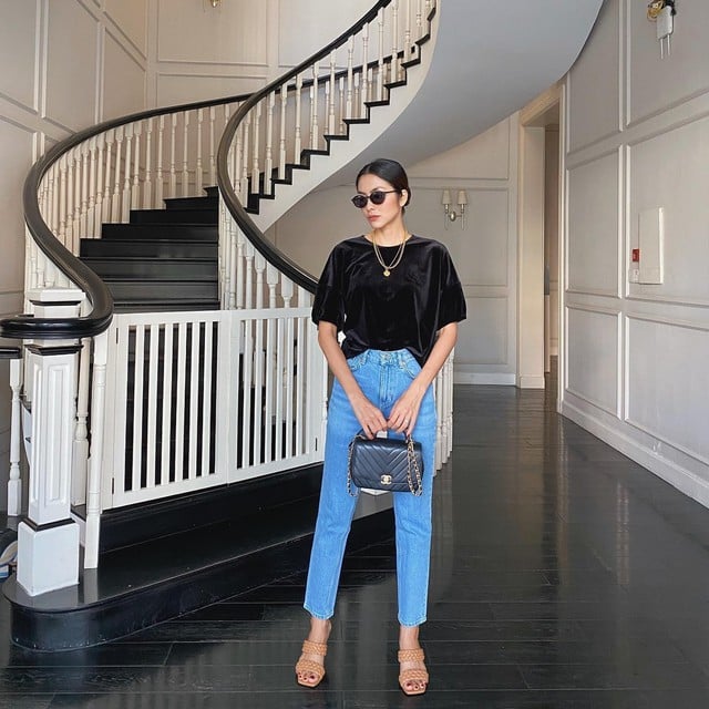 Tăng Thanh Hà mix quần jeans cùng áo nhung cộc tay. Cách phối đồ này tạo sự quý phái, sang trọng cho phong cách nhưng vẫn mang đến nét trẻ trung, thời thượng. Khi tô điểm Shbet111 kèo cá cược world cup vàng, tổng thể Shbet999 com đăng nhập của Tăng Thanh Hà càng thêm long lanh.    