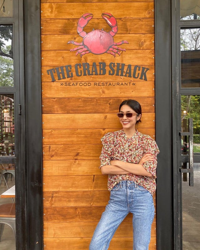 Áo blouse hoa vẫn chưa hề lỗi mốt. Mẫu áo này mang đến nét tươi tắn, ngọt ngào cho người diện. Thao tác cần thiết để nâng tầm vẻ thanh lịch của outfit chính là sơ vin.     