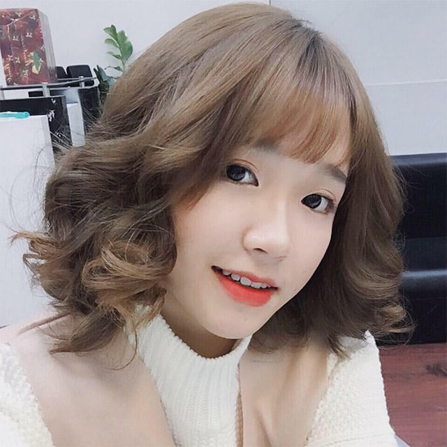Tóc ngắn uốn gợn sóng sẽ mang lại cho bạn vẻ ngoài trẻ trung. 