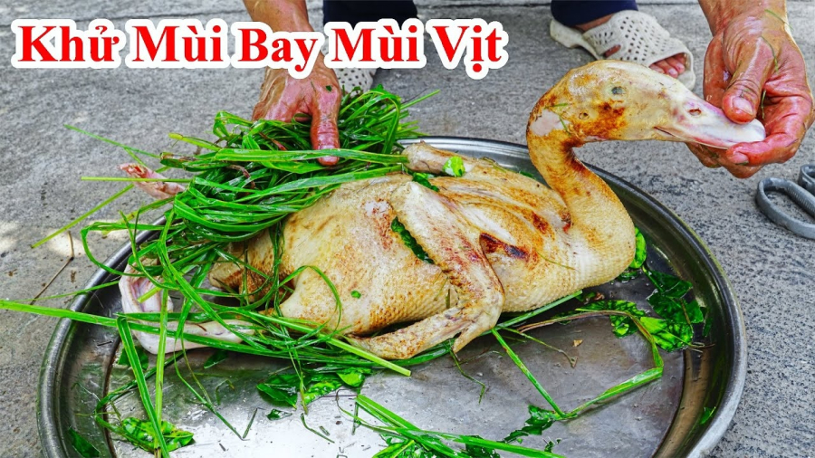 Sau khi làm sạch lông, bạn nên xát lại với muối và rửa nhiều lần để vịt sạch hơn.    