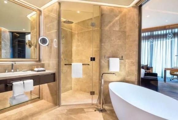 Theo quản lý khách sạn, việc sử dụng tấm kính trong suốt trong phòng tắm không chỉ giúp tạo cảm giác rộng rãi hơn cho căn phòng mà còn giúp tiết kiệm điện bằng cách tắt đèn phòng tắm, đồng thời cho phép khách hàng quan sát các hoạt động trong phòng một cách dễ dàng.    