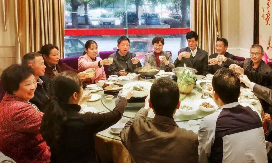 Nếu bạn quyết định tham gia buổi gặp gỡ đó, hãy nhớ rằng bạn có thể không phải là người được chú ý chính, và thậm chí có thể bạn sẽ không có cơ hội ngồi yên trong góc để quan sát mọi người.    