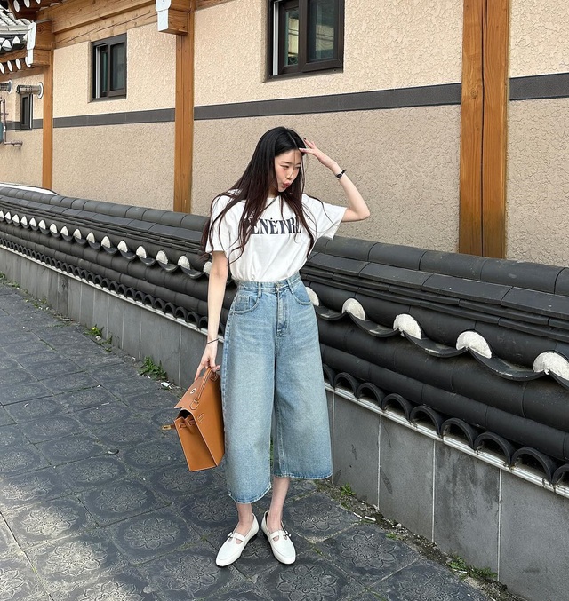 Chọn quần dáng lửng, phong cách của các nàng sẽ có ấn tượng khác hẳn. Quần jeans lửng mang đến nét phóng khoáng, năng động cho phong cách.    