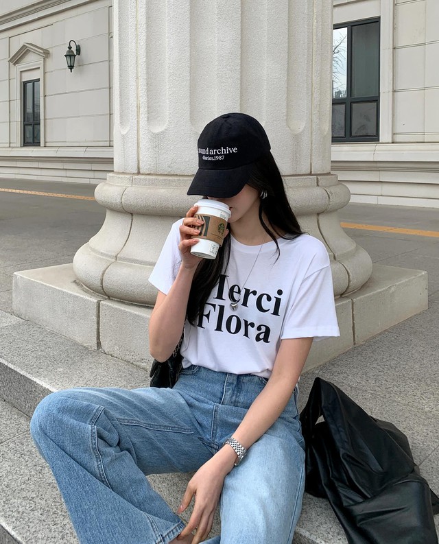 Set áo thun trắng và quần jeans xanh trở nên cá tính, nổi bật hơn nhờ chiếc mũ lưỡi trai. Ngoài ra, các nàng có thể tạo thêm điểm nhấn cho bộ đồ bằng cách đeo dây chuyền.     