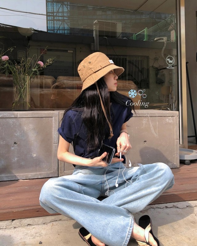 Áo màu xanh than và quần jeans mang đến tác dụng tôn da sáng hơn, đồng thời cộng điểm sang xịn mịn cho phong cách. Chiếc mũ bucket phong cách năng động giúp nàng trẻ ra vài tuổi.   