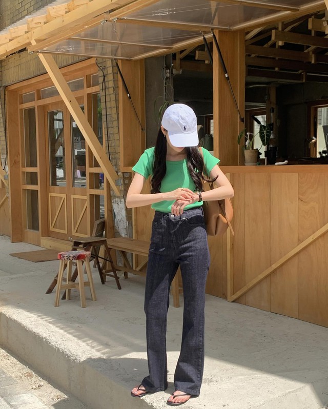 Đừng bỏ qua quần denim đen khi hoàn thiện phong cách. Combo áo thun màu xanh lá và quần denim đen vừa nổi bật, trẻ trung, vừa có sự hài hòa. Sơ vin là thao tác cơ bản giúp hack dáng tuyệt đối     