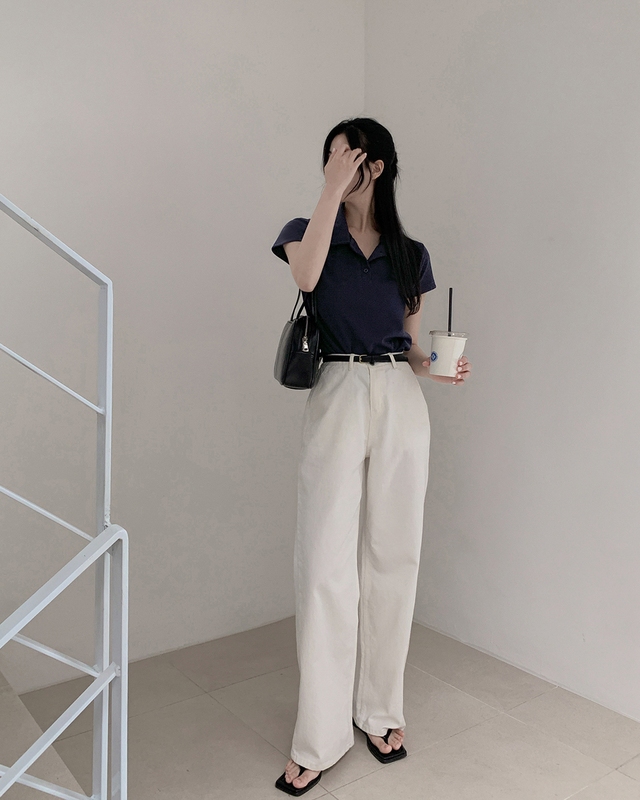 Với những thiết kế áo thun cổ bẻ, hãy kết hợp với quần jeans trắng, sơ vin gọn gàng rồi nhấn nhá thắt lưng. Công thức trên ghi điểm thanh lịch và còn có sự trẻ trung, năng động.    