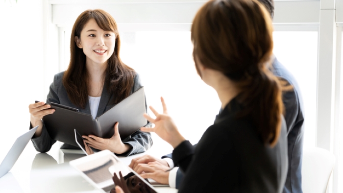 Cánh mày râu dễ xảy ra yếu thế trước các cô nàng luật sư. (Ảnh minh họa)