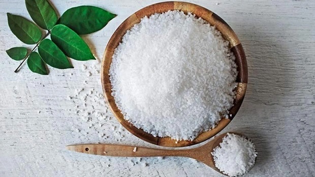 Thêm hai thìa cà phê muối Epsom vào khoảng 4 lít nước và sử dụng dung dịch này để tưới cây mỗi 6 tuần một lần có thể cải thiện sức khỏe của cây trồng
