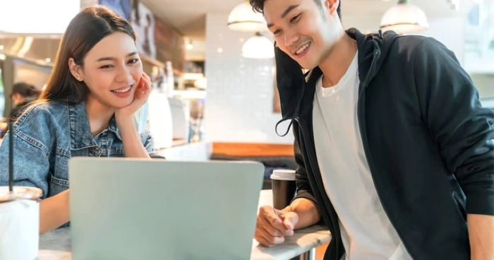 Đứng trước một cô gái hoạt ngôn, thường xuyên tiếp xúc với đàn ông và có thể phải đi sớm về khuya cũng khiến con gái khó lấy chồng. (Ảnh minh họa)
