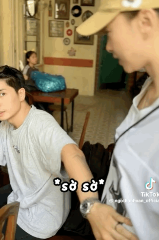 Mới đây, Ngô Thanh Vân vừa đăng tải đoạn clip phải sửa lại cửa hàng ăn. Lúc này ông xã cô đã dùng tay xoa lên bụng vợ. Hành động này của anh khiến dân tình đặt nghi vấn phải chăng Ngô Thanh Vân đang mang thai con đầu lòng. Tuy nhiên, chính chủ đã phản ứng phủ nhận để tránh dư luận. Đây không phải là lần đầu tiên, nữ diễn viên vướng nghi vấn bầu bí.     