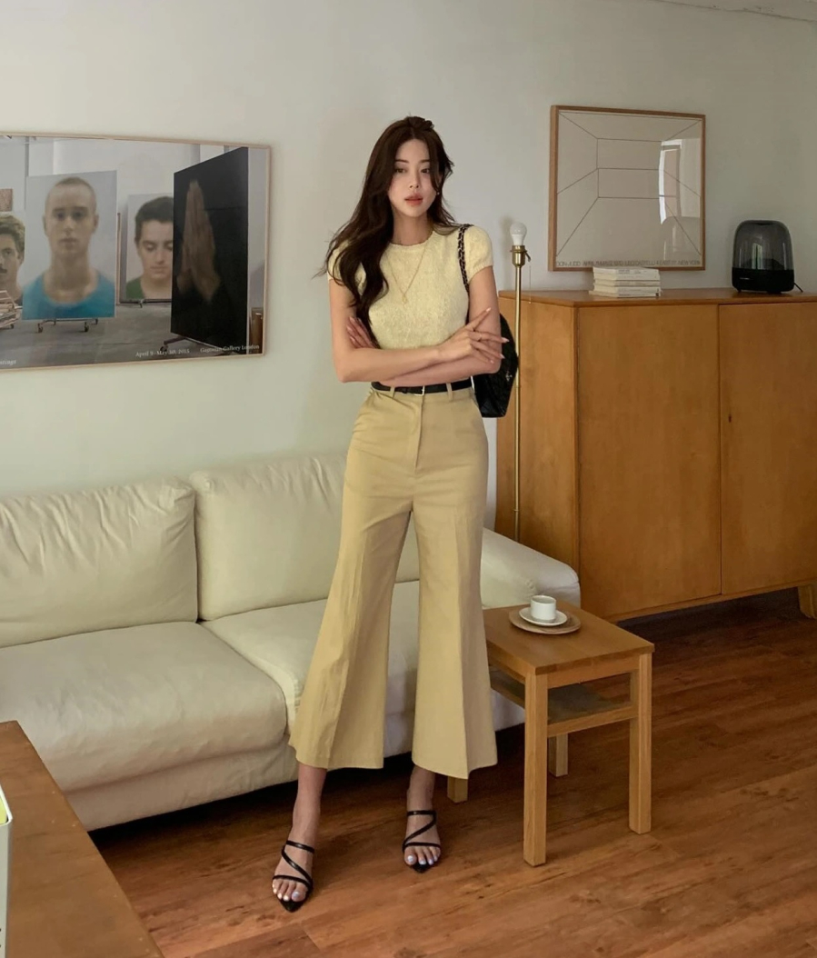 Sự phối hợp giữa áo dệt kim với quần lửng tạo nên set đồ vừa yêu kiều vừa có chút quý phái