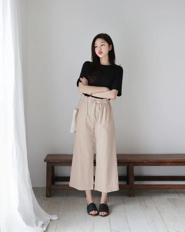 Phối áo thun với quần lửng giúp tạo nên set đồ vừa trẻ trung vừa thoải mái