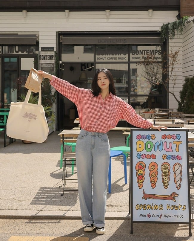 Sơ mi kẻ caro đẹp nhất khi phối cùng quần jeans, vừa đẹp mắt vừa phong cách. 