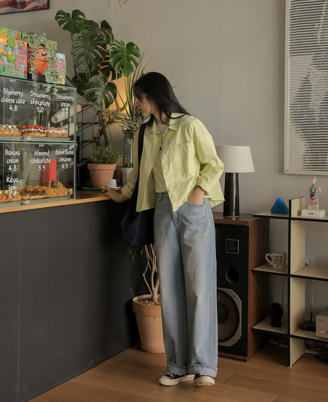 Các nàng có thể diện kiểu layer bằng cách thêm một lớp áo thun, áo dây bên trong.