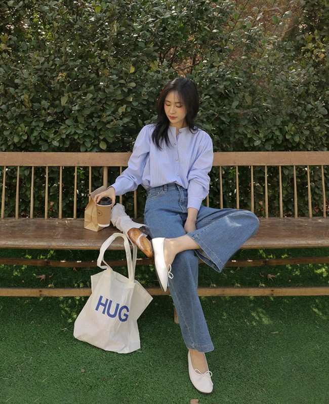  Khi mix cùng quần jeans, bộ đôi này cho hiệu quả “hack” dáng cao, bất kể bạn chọn dáng quần suông rộng hay ống loe.
