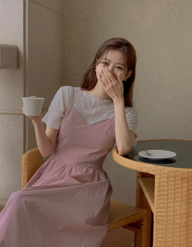 Có thể diện một mình hoặc phối cùng áo trắng để tạo nên bộ cánh nổi bật, ngọt ngào.