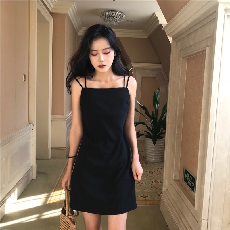 Váy hai dây màu đen cho hiệu quả thu gọn vóc dáng.