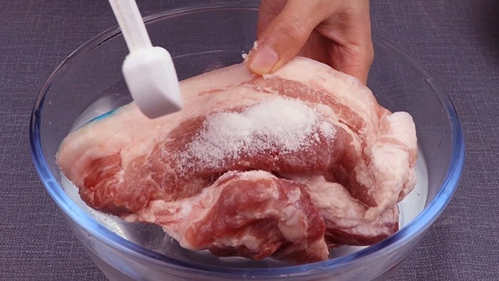 Đổ nước ấm (khoảng 40 độ Celsius) vào một bát và thêm 2 muỗng canh đường vào đó, khuấy đều.