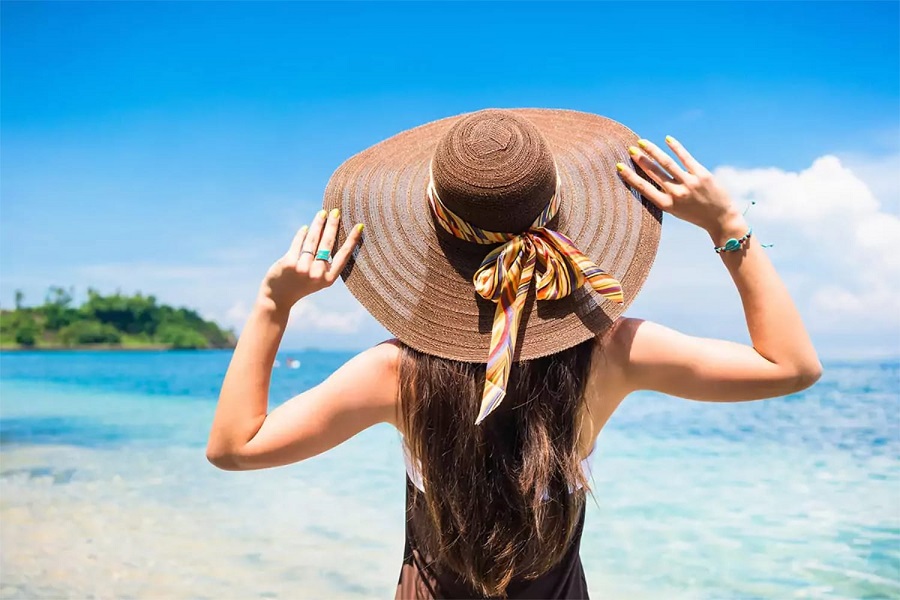 Đội mũ để bảo vệ bạn khỏi tia UV. T