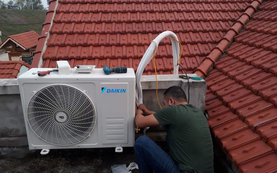 Tuyệt đối không được dùng bất cứ thứ gì che đậy kín giàn nóng, chỉ có thể làm mái che chắn hạn chế nắng mưa tạt vào.