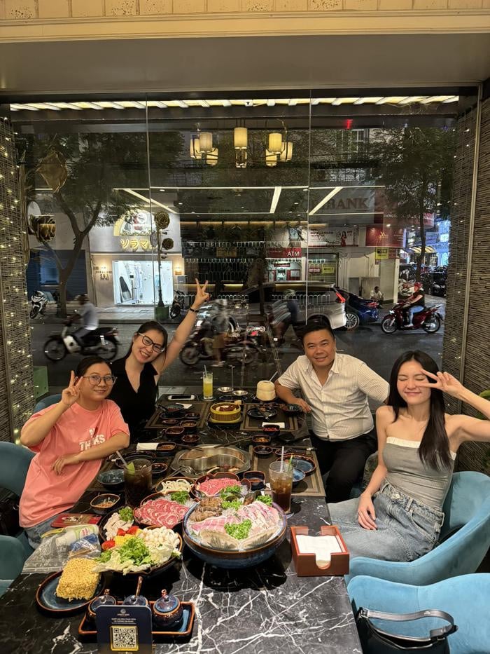 Mới đây, Lan Ngọc vô tình lộ vòng 2 to lớn khác thường vì không chỉnh sửa ảnh trước khi đăng.  Cụ thể, nữ diễn viên Gái Già Lắm Chiêu chia sẻ: “Làm ơn đừng ai nói em ốm nữa, đâu có bóp biếc gì, cho mọi người thấy em mập lắm mỗi khi lên hình, rồi mấy bà nhỏ bồi bổ cho em cỡ này, hèn gì đồn có bầu là vậy không đó”. Nhiều bình luận trêu chọc Lan Ngọc phải dành cả thanh xuân để chứng minh… không mang bầu.    