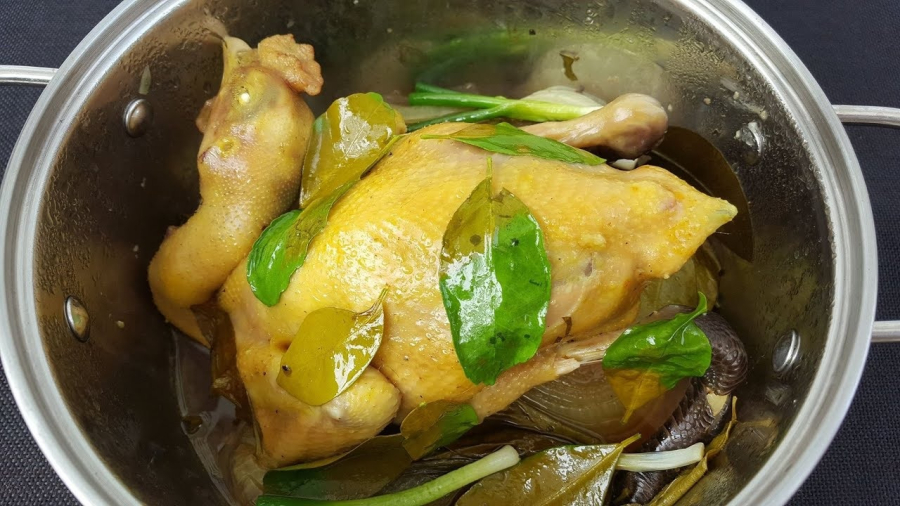 Để đạt được hiệu quả tốt nhất, bạn cần chú ý rằng nước đá lạnh phải kết hợp cùng nước thường, tạo ra sự cân bằng nhiệt độ giúp gà săn lại một cách nhanh chóng và đều đặn. Nếu chỉ sử dụng đá không thì lạnh sẽ không thấm đều, thịt gà sẽ không đạt được độ săn chắc mong đợi.    