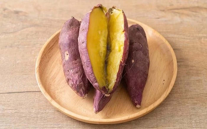 Khi chọn mua khoai lang, nên ưu tiên những củ có kích thước vừa và đồng đều