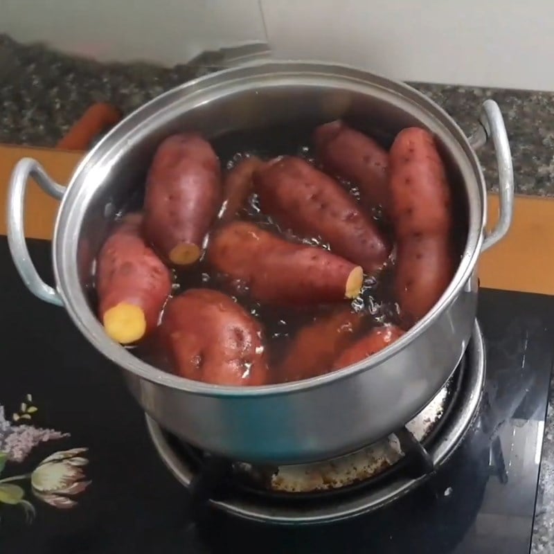 Khi luộc khoai lang, chỉ cần thêm một chút muối, mỗi củ khoai sẽ trở nên ngọt ngào và mềm mại
