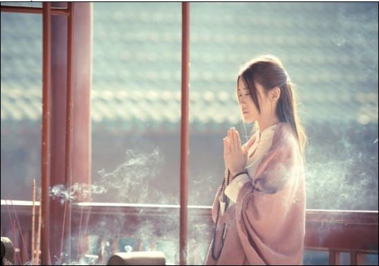 Con người ta thường chỉ biết tìm kiếm, mong sao mình có nhiều tiền nhưng chẳng hề biết cúng dường cha mẹ mới chính là cách cúng dường cao quý nhất. (ảnh minh họa)